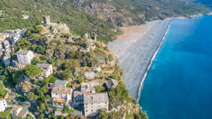 le village de nonza en corse et sa plage noire